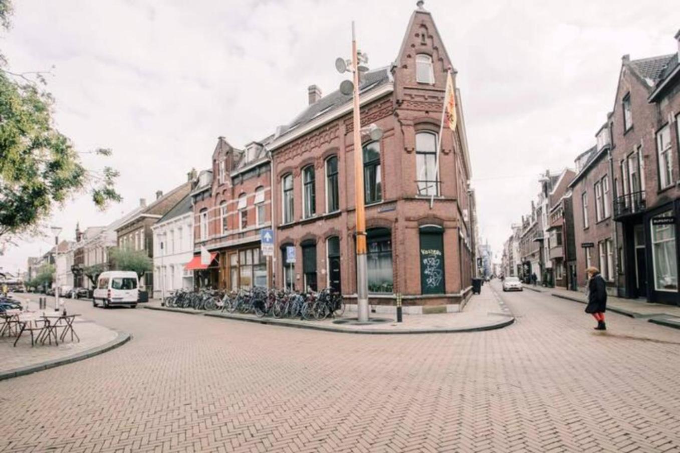 Center Located Alexander Apartment *